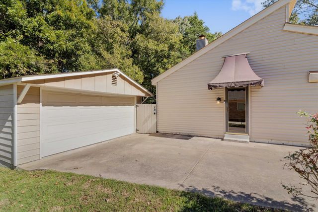8130 SHALLOW GLEN TRL, Memphis, TN 38016