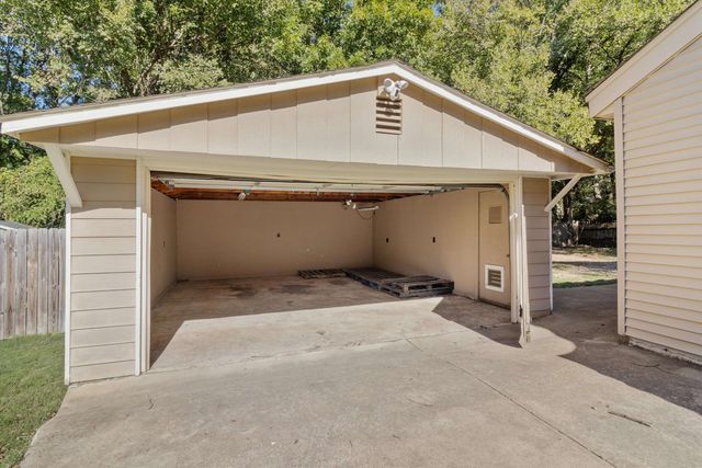 8130 SHALLOW GLEN TRL, Memphis, TN 38016