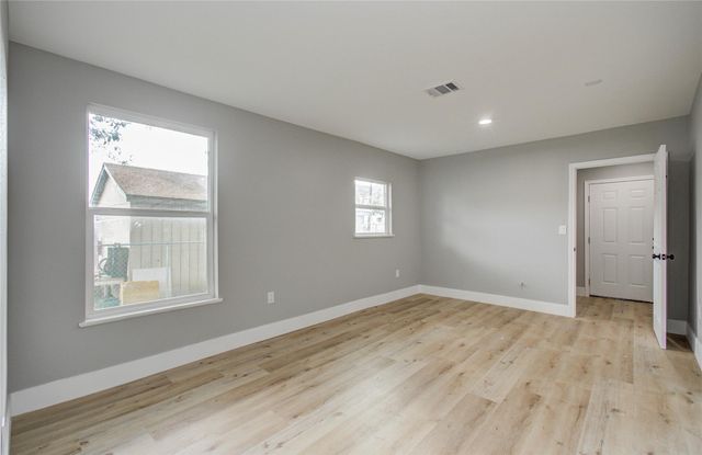 114 S Iowa Street, La Porte, TX 77571