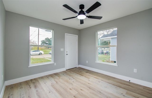 114 S Iowa Street, La Porte, TX 77571