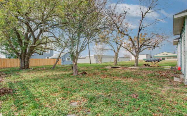 114 S Iowa Street, La Porte, TX 77571