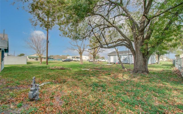 114 S Iowa Street, La Porte, TX 77571