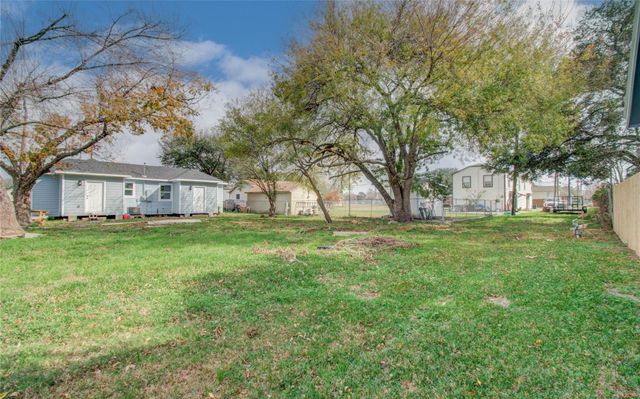 114 S Iowa Street, La Porte, TX 77571