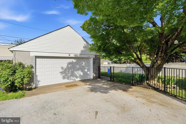 2621 ASHWOOD DR, Havertown, PA 19083