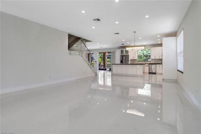 8271 Laurel Lakes WAY, Naples, FL 34119