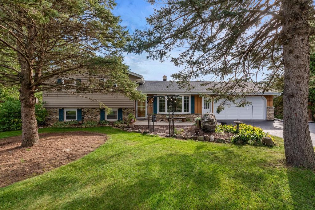 3657 Pleasant Valley ROAD, West Bend, WI 53095