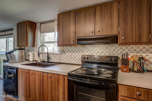 35 Windsor Street, Mosheim, TN 37818