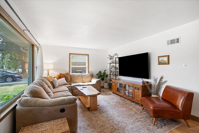 3183 N 106th STREET, Wauwatosa, WI 53222