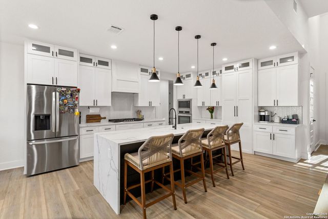 187 STONE LOOP, Castroville, TX 78009