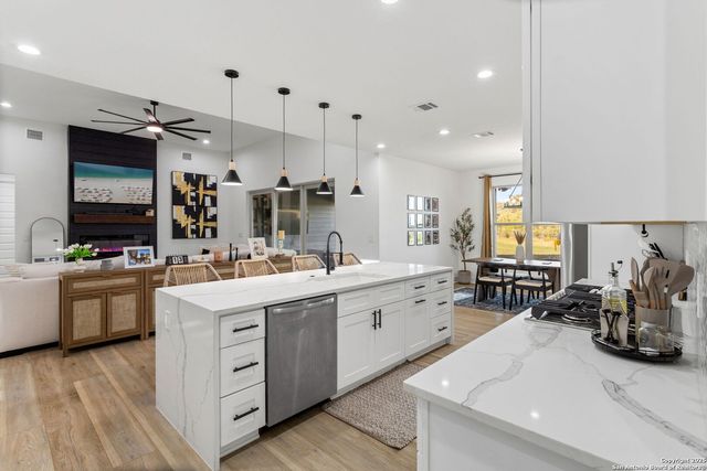 187 STONE LOOP, Castroville, TX 78009