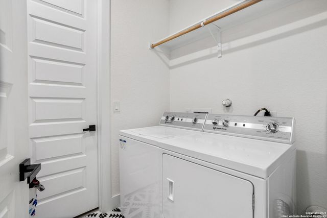 187 STONE LOOP, Castroville, TX 78009