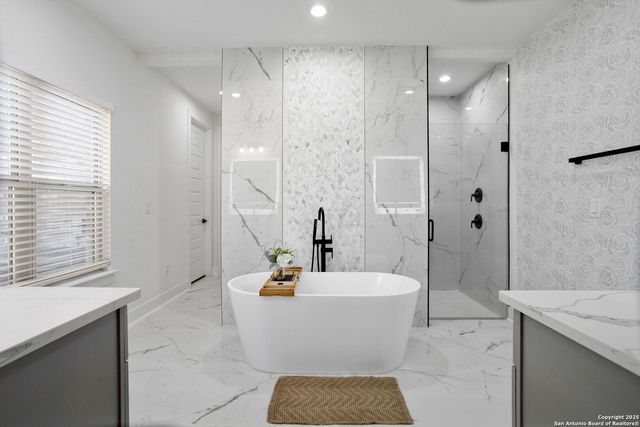 187 STONE LOOP, Castroville, TX 78009