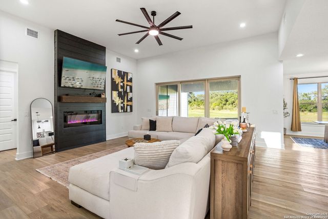 187 STONE LOOP, Castroville, TX 78009