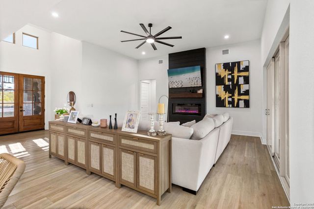 187 STONE LOOP, Castroville, TX 78009