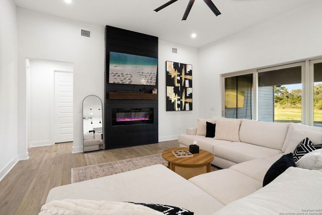 187 STONE LOOP, Castroville, TX 78009