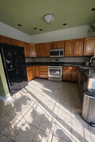 93 Perez Dr, Newark City, NJ 07103