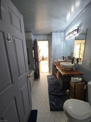 93 Perez Dr, Newark City, NJ 07103