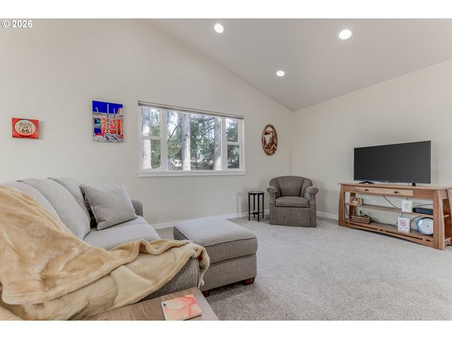 2279 Clear Vue Ln, Springfield, OR 97477