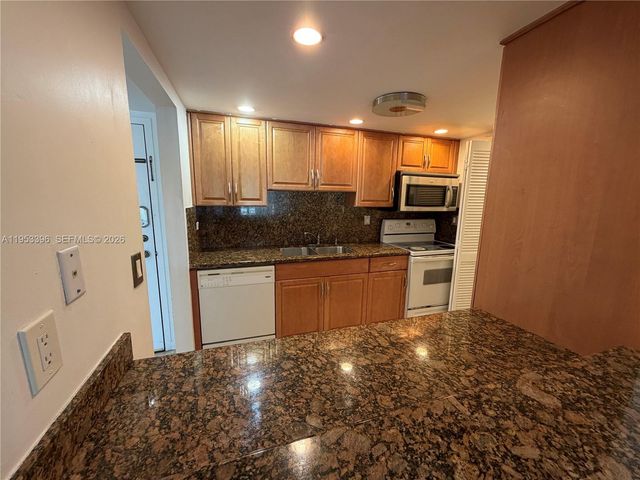 240 Lakeview Drive 308, Weston, FL 33326
