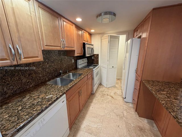 240 Lakeview Drive 308, Weston, FL 33326