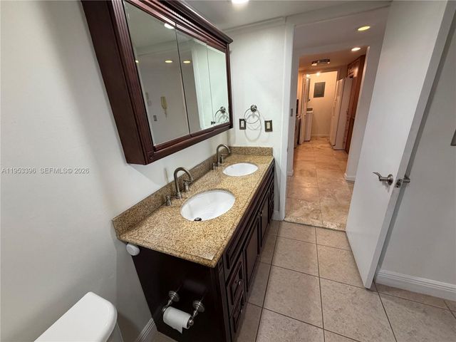 240 Lakeview Drive 308, Weston, FL 33326