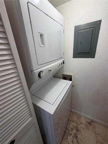 240 Lakeview Drive 308, Weston, FL 33326