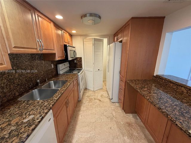 240 Lakeview Drive 308, Weston, FL 33326