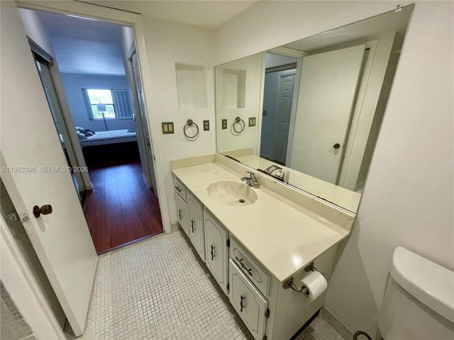 240 Lakeview Drive 308, Weston, FL 33326
