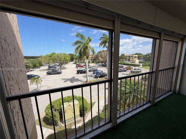 240 Lakeview Drive 308, Weston, FL 33326