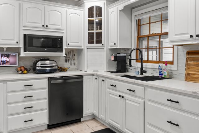 526 Meadowview Drive, Clinton, IA 52732