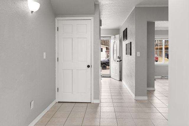 526 Meadowview Drive, Clinton, IA 52732