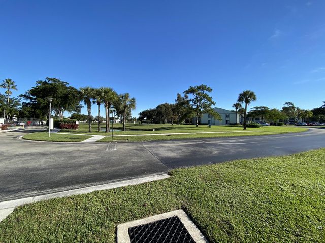 3744 Savoy Lane B2, West Palm Beach, FL 33417