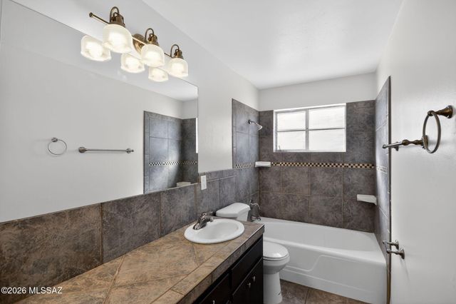 2272 E Blacklidge Drive, Tucson, AZ 85719