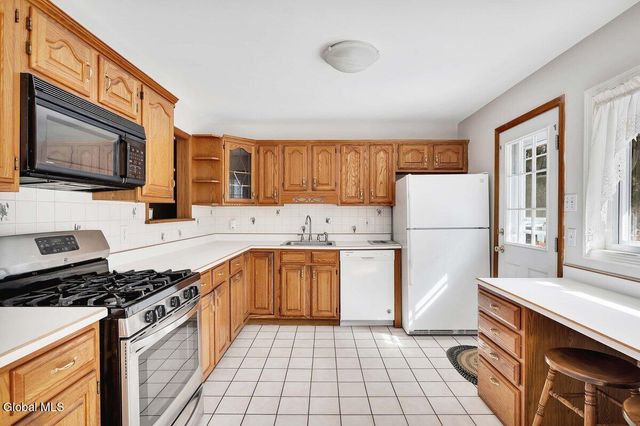 33 Acorn Ave., Clifton Park, NY 12065