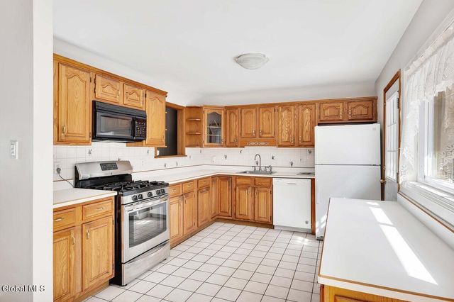 33 Acorn Ave., Clifton Park, NY 12065