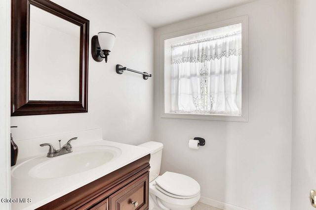 33 Acorn Ave., Clifton Park, NY 12065