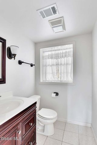 33 Acorn Ave., Clifton Park, NY 12065