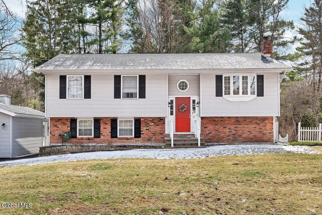 33 Acorn Ave., Clifton Park, NY 12065