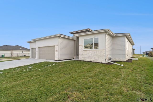 20605 Woodridge Drive, Gretna, NE 68028