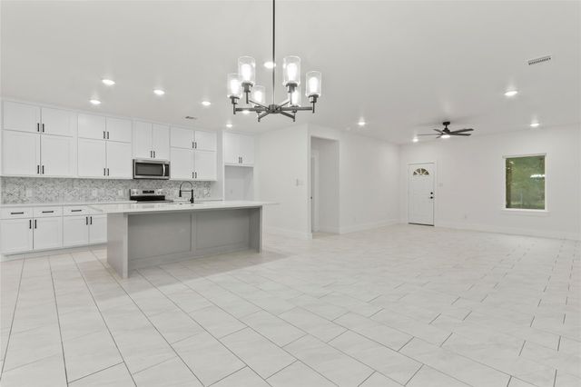 708 Azalea Street, Waller, TX 77484