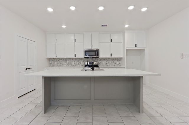 708 Azalea Street, Waller, TX 77484