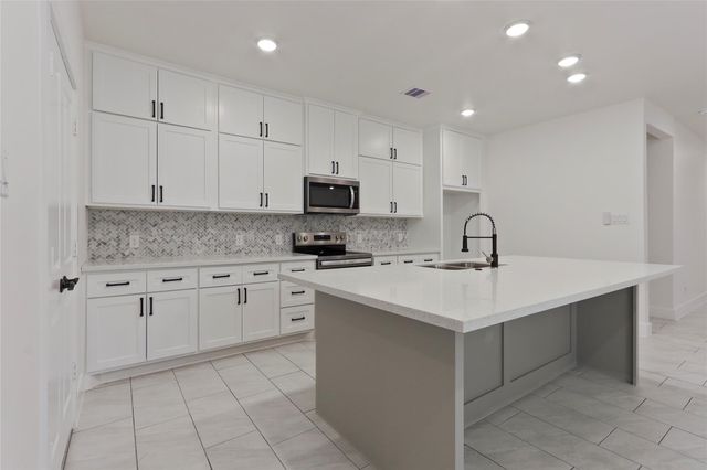 708 Azalea Street, Waller, TX 77484