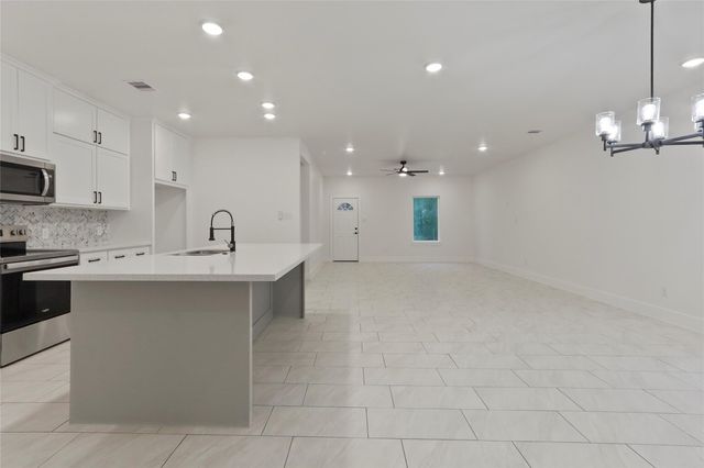 708 Azalea Street, Waller, TX 77484