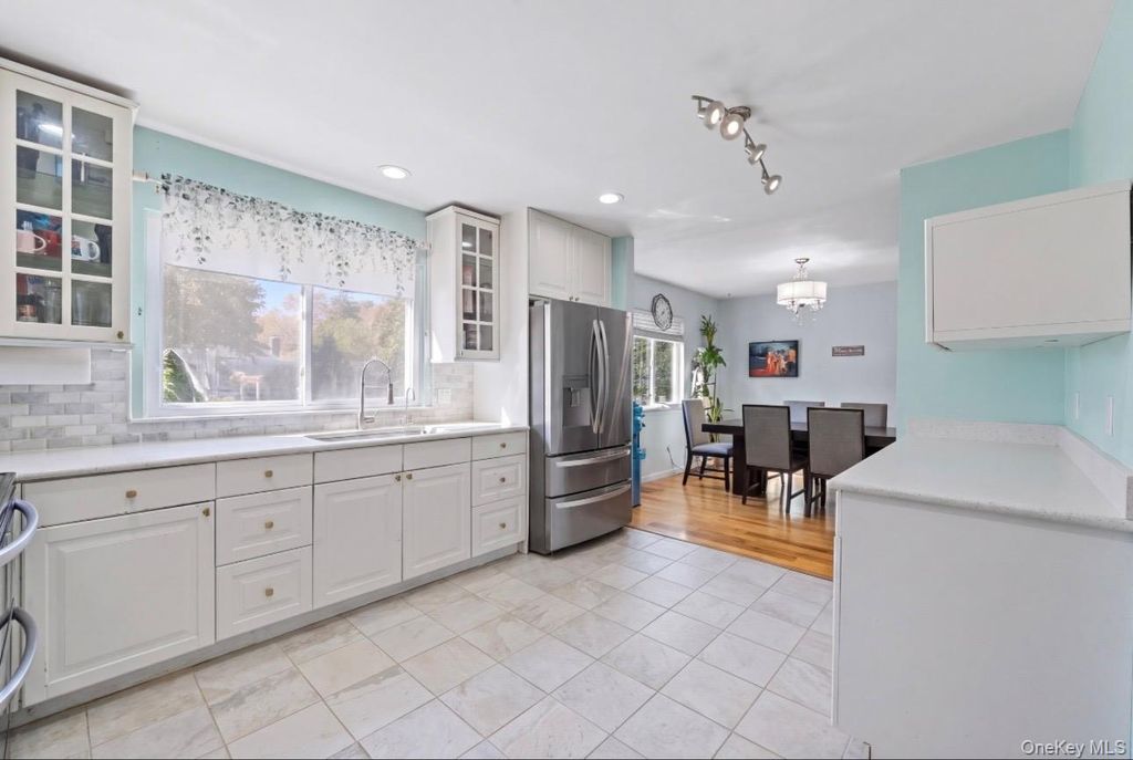 18 Magic Mountain Drive, Coram, NY 11727 — photo 2
