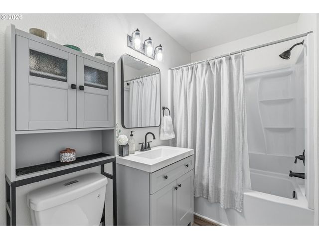 1002 N 6TH Ave, Kelso, WA 98626