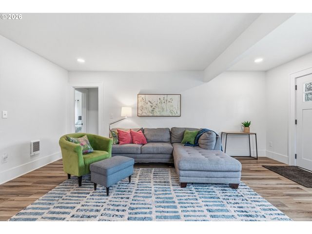1002 N 6TH Ave, Kelso, WA 98626