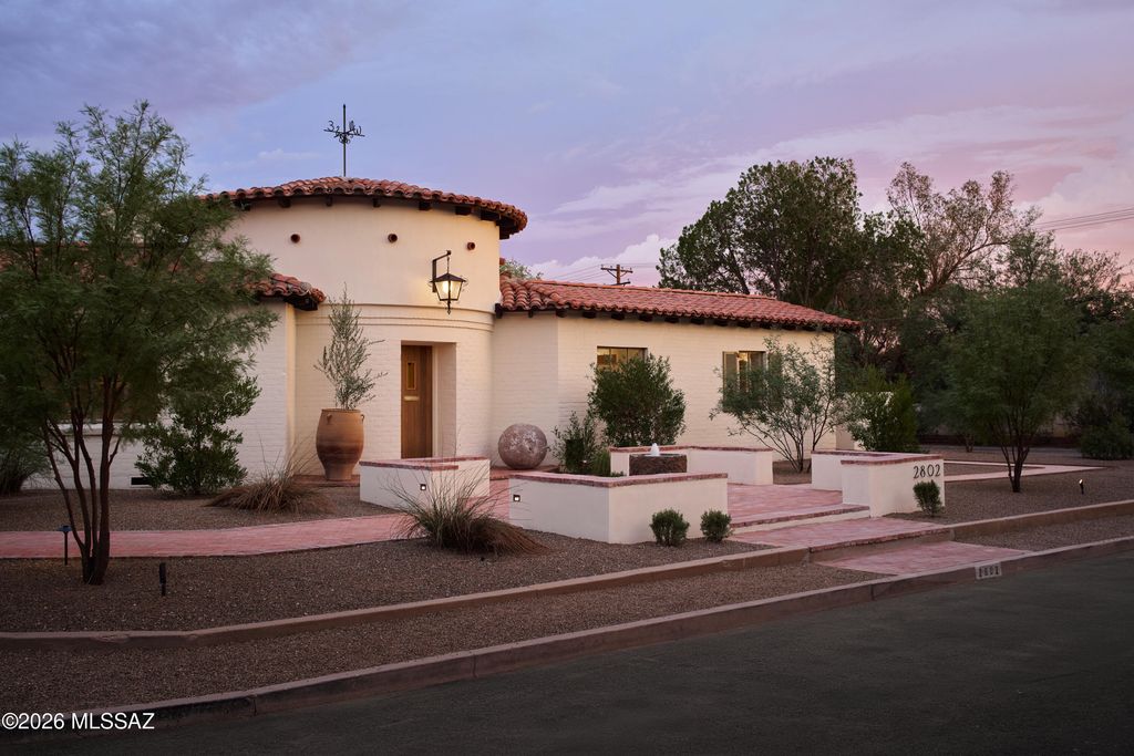 Image 1 of property listing at 2802 E Vía Rotunda, Tucson, AZ 85716
