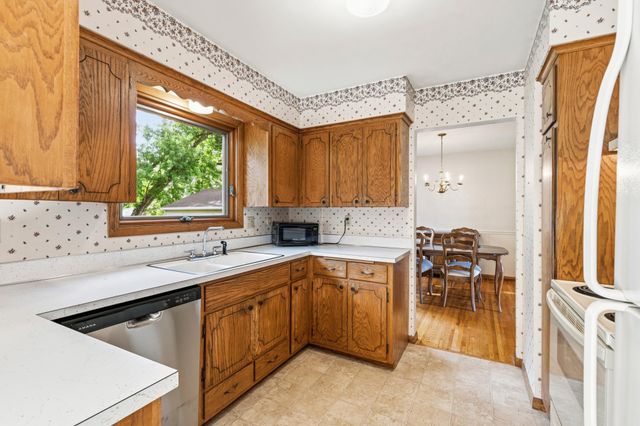 2195 Burr Street N, Maplewood, MN 55117
