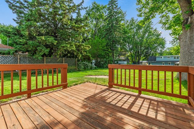 2195 Burr Street N, Maplewood, MN 55117