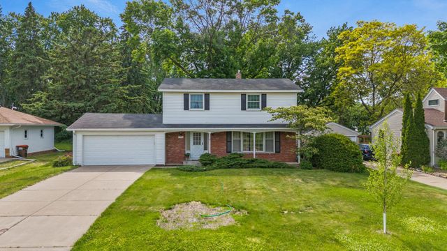 2195 Burr Street N, Maplewood, MN 55117